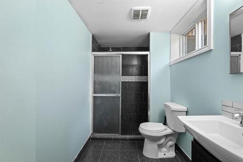 134 Victor Boulevard, Hamilton, ON - Indoor Photo Showing Bathroom