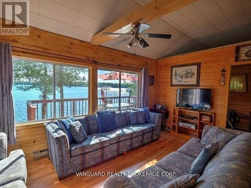 70 Wilkinson Dr, Kawartha Lakes, ON - Indoor Photo Showing Living Room