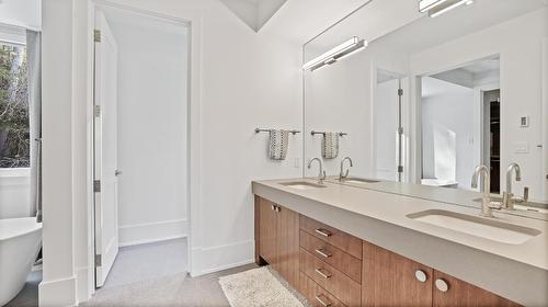 17 - 4686 Windermere Road, Windermere, BC - Indoor Photo Showing Bathroom