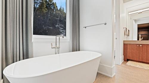 17 - 4686 Windermere Road, Windermere, BC - Indoor Photo Showing Bathroom