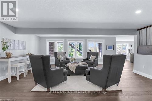 7483 Silver Creek Cres, London, ON - Indoor Photo Showing Living Room