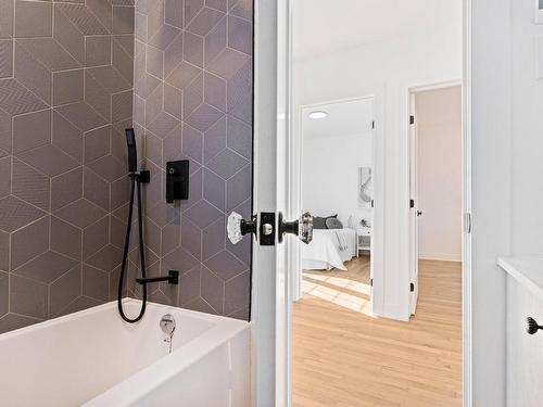 Bathroom - 6525 Rue Duncan, Montréal (Côte-Des-Neiges/Notre-Dame-De-Grâce), QC - Indoor Photo Showing Bathroom
