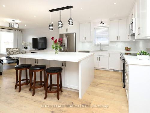 55 Flora Dr, Hamilton, ON - Indoor Photo Showing Kitchen With Upgraded Kitchen