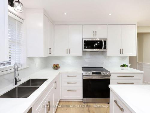 55 Flora Dr, Hamilton, ON - Indoor Photo Showing Kitchen With Double Sink With Upgraded Kitchen