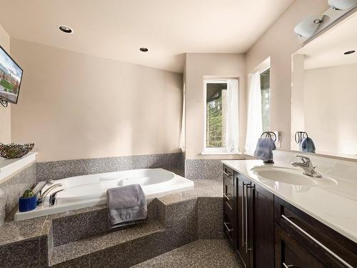 1180 Maple Rd, North Saanich, BC - Indoor Photo Showing Bathroom