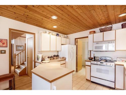 1180 Berry Pt, Gabriola Island, BC - Indoor Photo Showing Kitchen