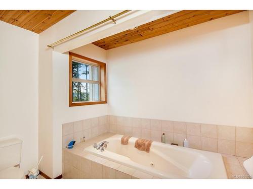 1180 Berry Pt, Gabriola Island, BC - Indoor Photo Showing Bathroom