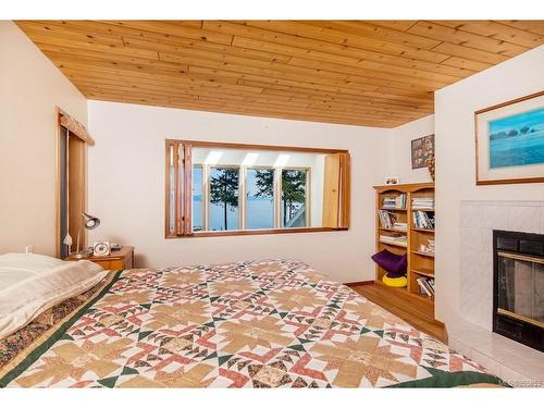 1180 Berry Pt, Gabriola Island, BC - Indoor Photo Showing Bedroom