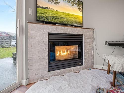 10-717 Aspen Rd, Comox, BC - Indoor Photo Showing Living Room With Fireplace