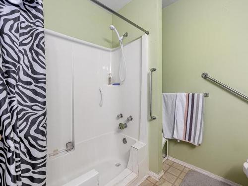 28-2714 Tranquille Rd, Kamloops, BC - Indoor Photo Showing Bathroom