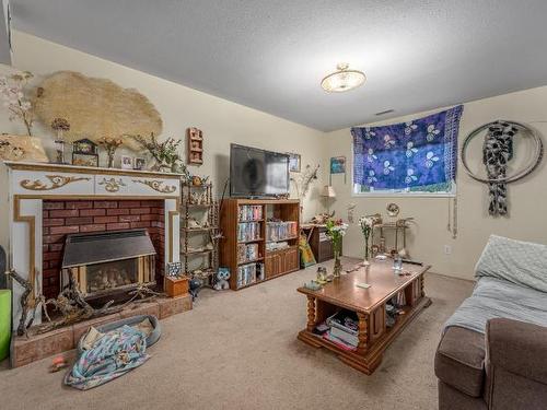 28-2714 Tranquille Rd, Kamloops, BC - Indoor Photo Showing Living Room With Fireplace
