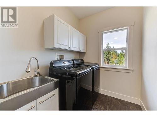 1007 Aurora Heights, West Kelowna, BC - Indoor Photo Showing Laundry Room