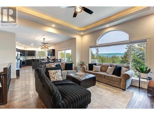 1007 Aurora Heights, West Kelowna, BC - Indoor Photo Showing Living Room