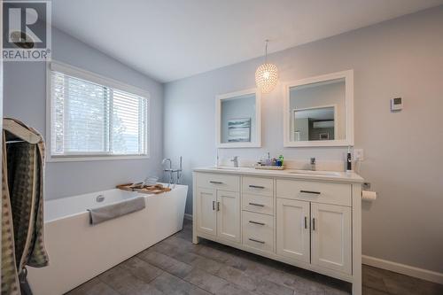 716 Bartlett Drive, Penticton, BC - Indoor Photo Showing Bathroom