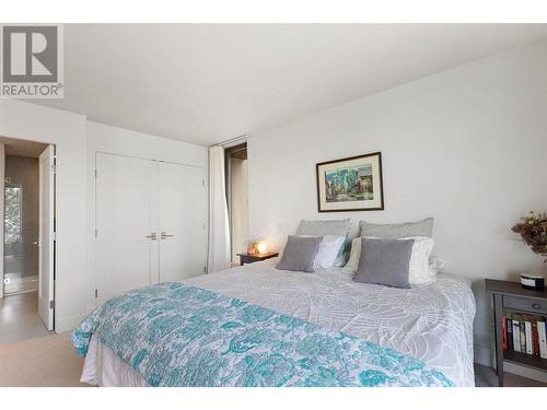 5560 Lakeshore Road, Kelowna, BC - Indoor Photo Showing Bedroom