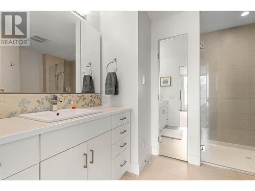 5560 Lakeshore Road, Kelowna, BC - Indoor Photo Showing Bathroom