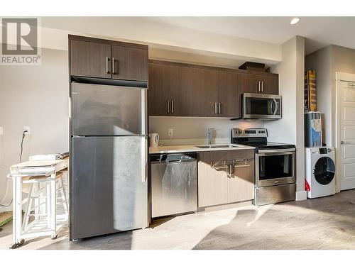 925 Leon Avenue Unit# 640, Kelowna, BC - Indoor Photo Showing Kitchen With Double Sink
