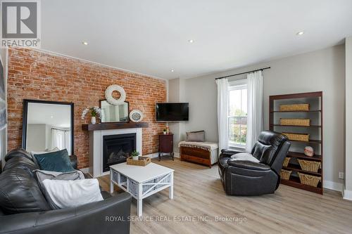 10 Centre St, Cavan Monaghan, ON - Indoor Photo Showing Living Room With Fireplace
