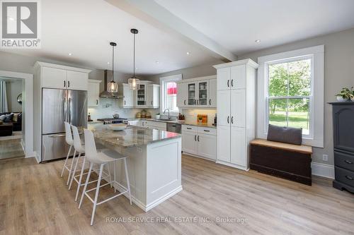 10 Centre St, Cavan Monaghan, ON - Indoor Photo Showing Kitchen With Upgraded Kitchen
