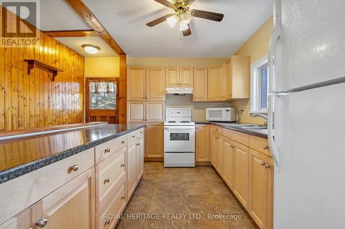 17 Maple Grove Rd, Kawartha Lakes, ON - Indoor Photo Showing Kitchen