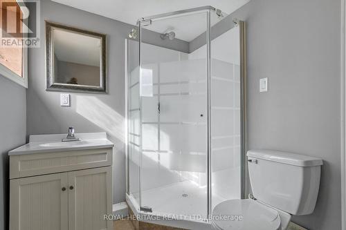 17 Maple Grove Rd, Kawartha Lakes, ON - Indoor Photo Showing Bathroom