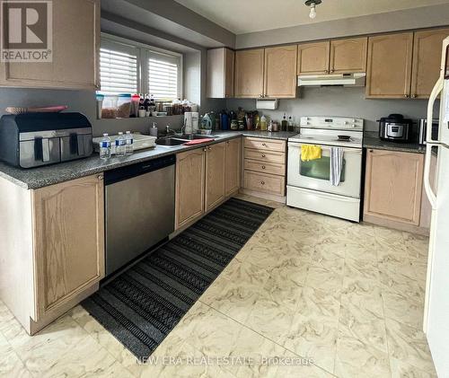 #59 -6060 Snowy Owl Cres, Mississauga, ON - Indoor Photo Showing Kitchen With Double Sink