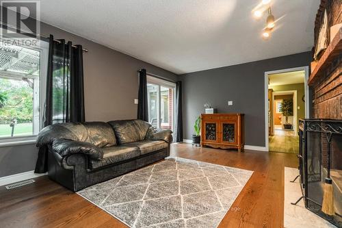 4060 10Th Side Road, Bradford West Gwillimbury, ON - Indoor Photo Showing Living Room