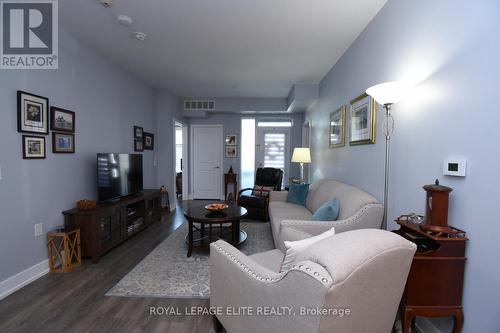 #105 -2388 Khalsa Gate, Oakville, ON - Indoor Photo Showing Living Room
