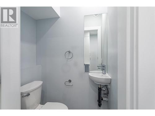 1049 Clement Avenue, Kelowna, BC - Indoor Photo Showing Bathroom