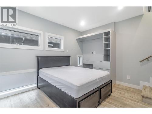 1049 Clement Avenue, Kelowna, BC - Indoor Photo Showing Bedroom