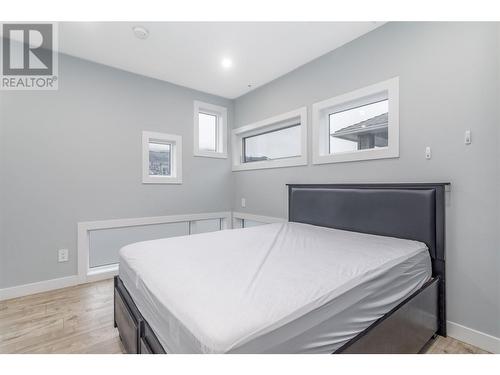 1049 Clement Avenue, Kelowna, BC - Indoor Photo Showing Bedroom