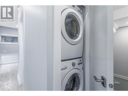1049 Clement Avenue, Kelowna, BC - Indoor Photo Showing Laundry Room