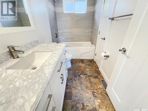 2170 Hillcrest Drive, Swift Current, SK - Indoor Photo Showing Bathroom