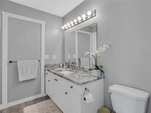 2058 Parsons Road, Kelowna, BC - Indoor Photo Showing Bathroom
