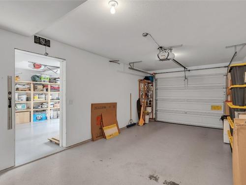 2058 Parsons Road, Kelowna, BC - Indoor Photo Showing Garage
