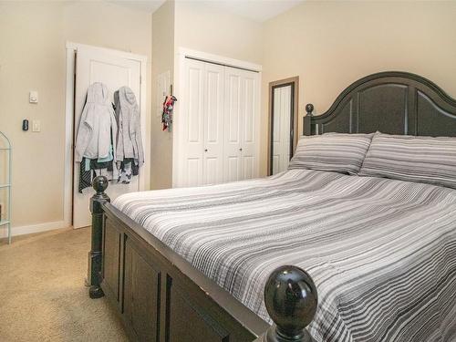 402-3733 Casorso Road, Kelowna, BC - Indoor Photo Showing Bedroom