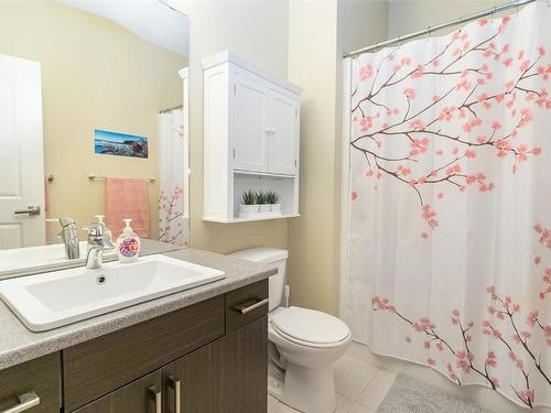 402-3733 Casorso Road, Kelowna, BC - Indoor Photo Showing Bathroom