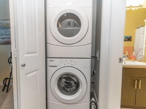 402-3733 Casorso Road, Kelowna, BC - Indoor Photo Showing Laundry Room
