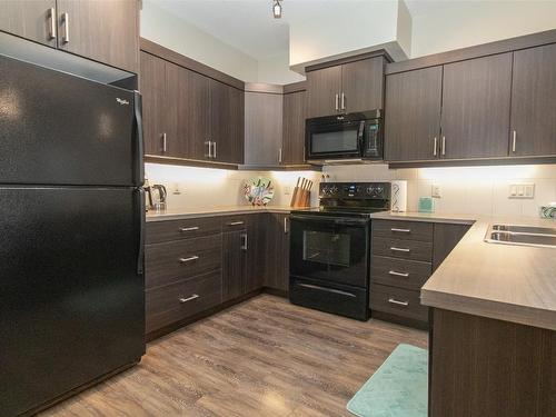 402-3733 Casorso Road, Kelowna, BC - Indoor Photo Showing Kitchen With Double Sink