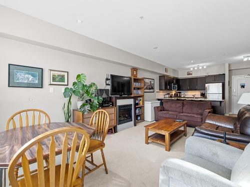 202-1350 Ridgeway Drive, Kelowna, BC - Indoor Photo Showing Living Room