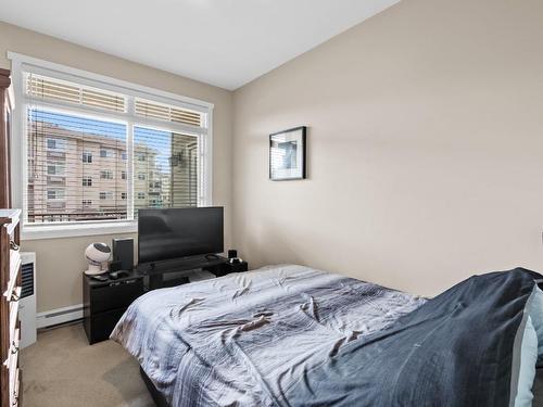202-1350 Ridgeway Drive, Kelowna, BC - Indoor Photo Showing Bedroom