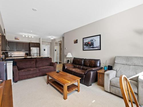202-1350 Ridgeway Drive, Kelowna, BC - Indoor Photo Showing Living Room