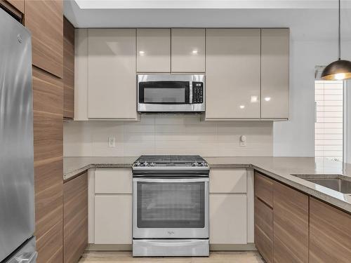 1-797 Burne Avenue, Kelowna, BC - Indoor Photo Showing Kitchen With Upgraded Kitchen