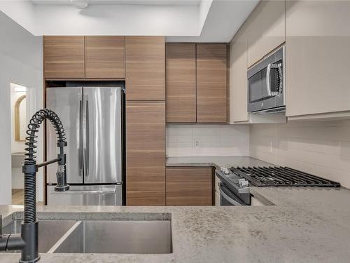 1-797 Burne Avenue, Kelowna, BC - Indoor Photo Showing Kitchen With Upgraded Kitchen