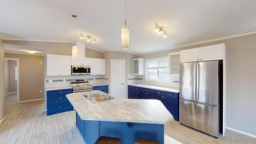531 Pagurut Avenue W, Cranbrook, BC - Indoor Photo Showing Kitchen With Double Sink With Upgraded Kitchen
