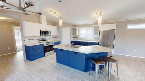 531 Pagurut Avenue W, Cranbrook, BC - Indoor Photo Showing Kitchen With Double Sink With Upgraded Kitchen