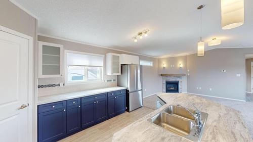 531 Pagurut Avenue W, Cranbrook, BC - Indoor Photo Showing Kitchen With Double Sink