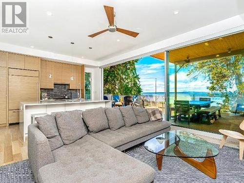 2924 Malaspina Promenade, Savary Island, BC - Indoor Photo Showing Living Room