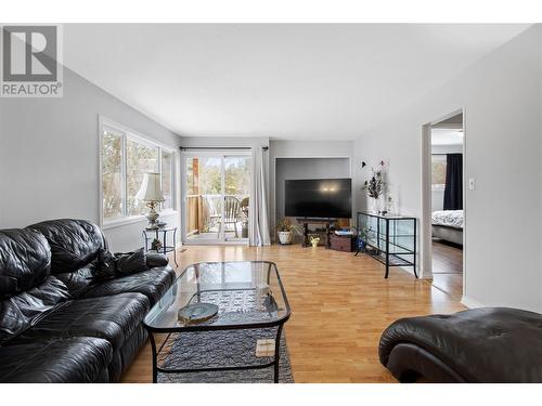 80 4 Street Se, Salmon Arm, BC - Indoor Photo Showing Living Room