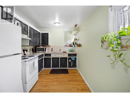 80 4 Street Se, Salmon Arm, BC - Indoor Photo Showing Kitchen With Double Sink
